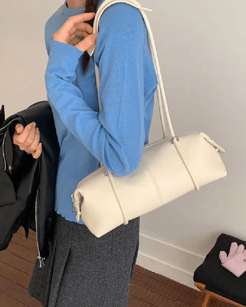 Ada Pillow Boston Bag in white – styled look