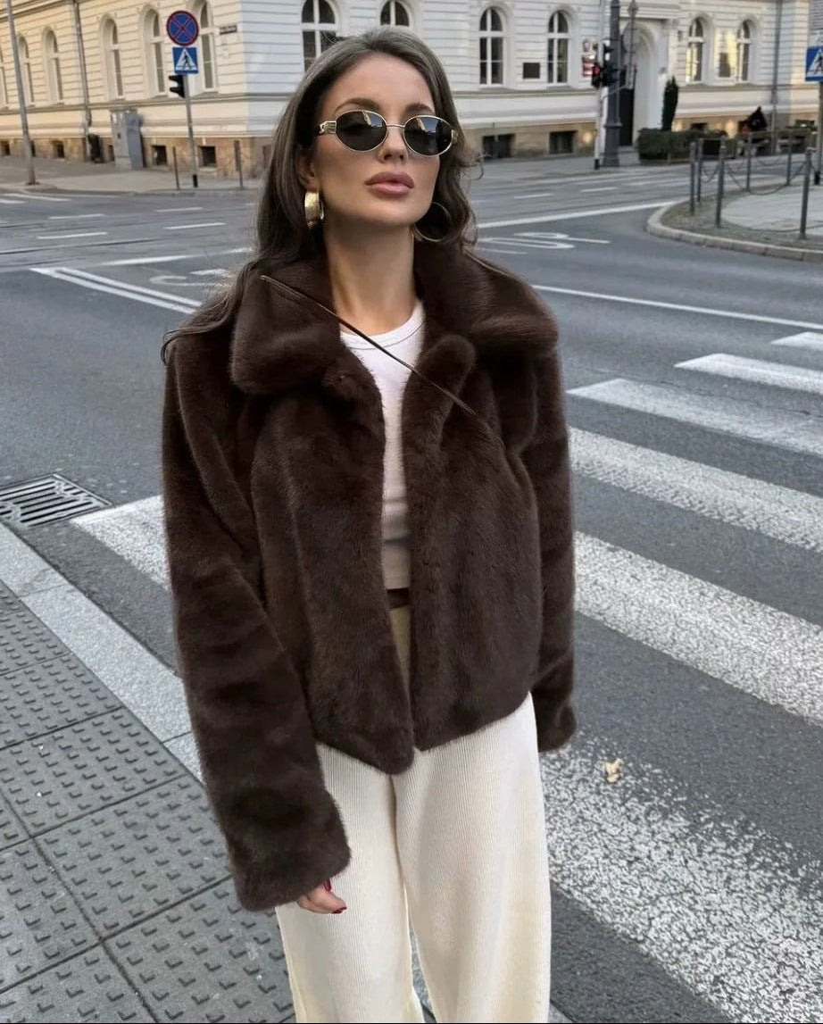 Casaco curto de pelo sintético com gola Abby