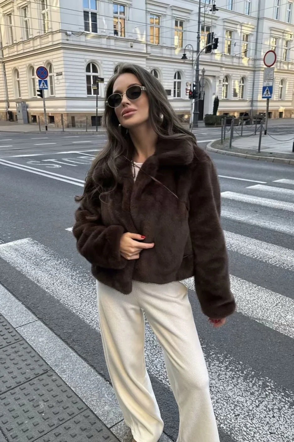 Casaco curto de pelo sintético com gola Abby