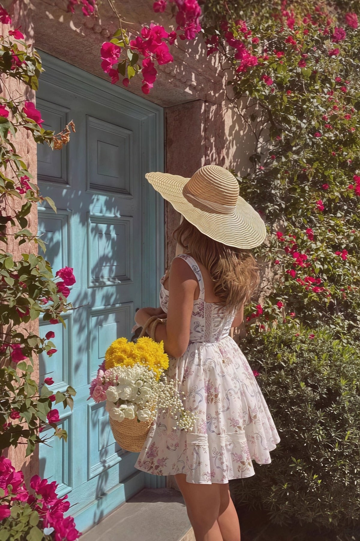 Vestido de férias Agafia com renda floral e alças finas