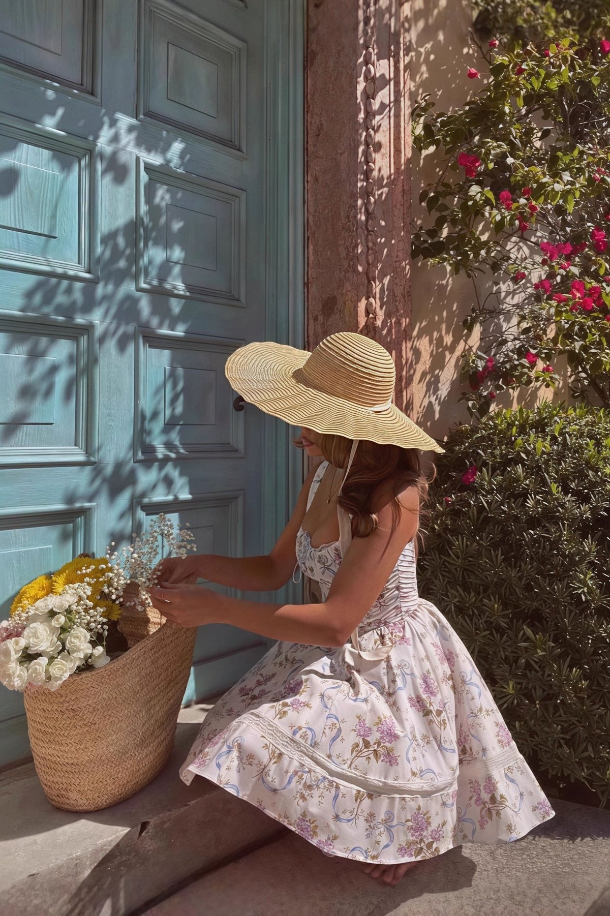Vestido de férias Agafia com renda floral e alças finas