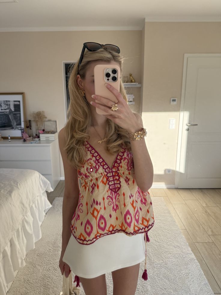 Top de alças Agrafena com bordados boho e laços com borlas