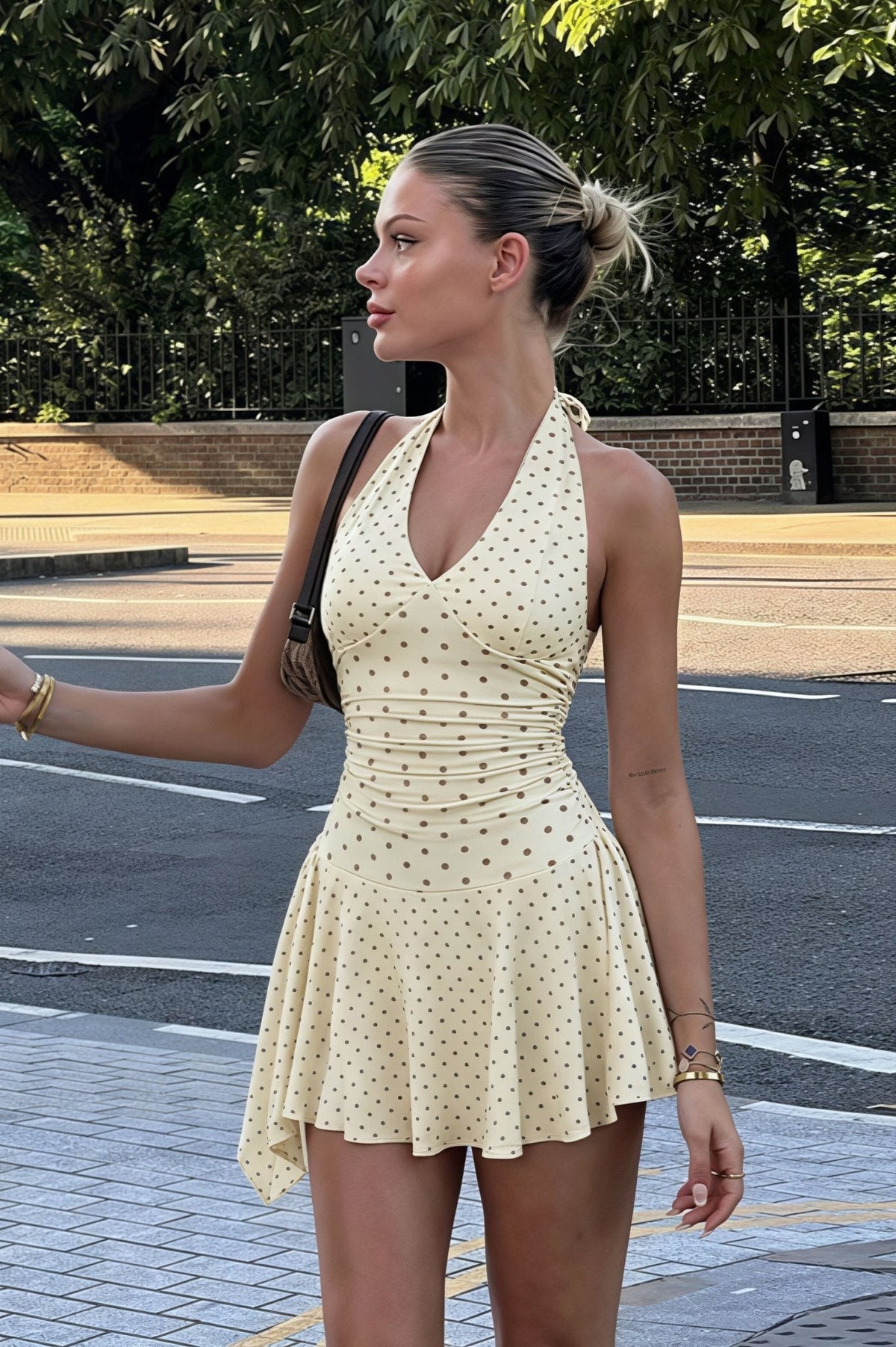 Vestido curto Ailen às bolinhas com decote halter