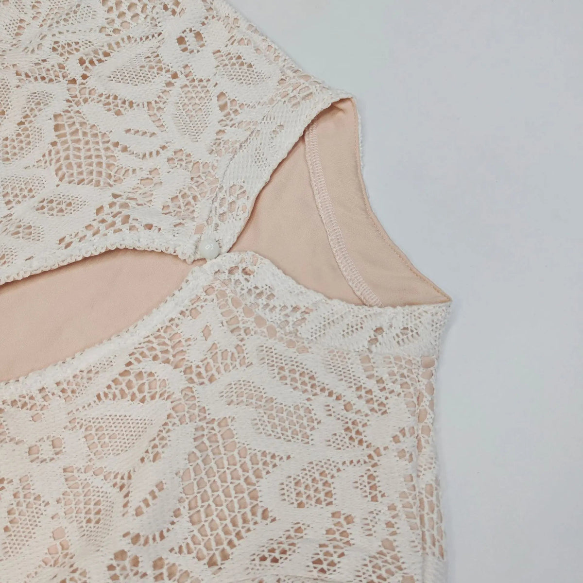 Vestido mini de renda com recortes Amara