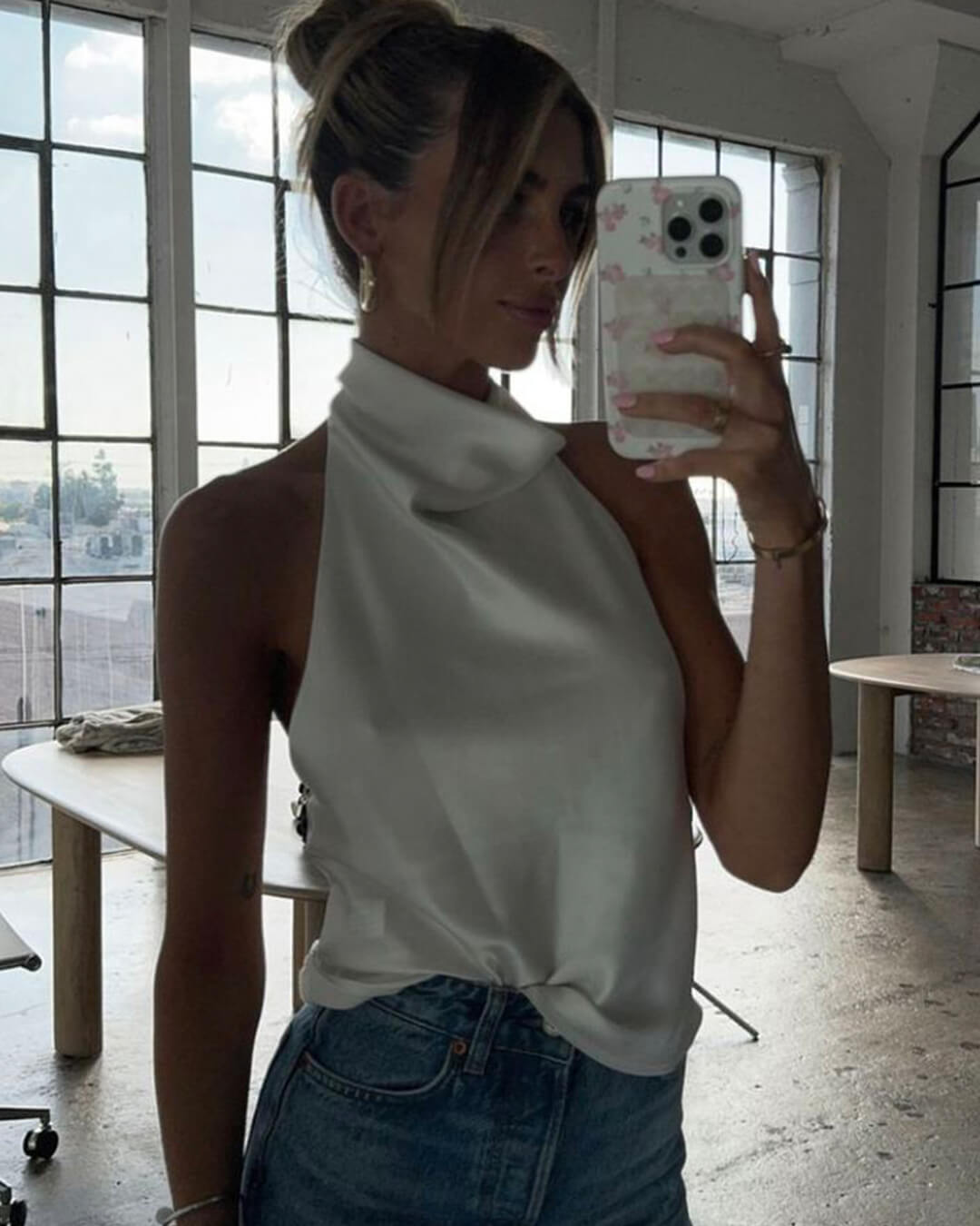 Top de cetim com decote halter e costas descobertas Anastasia