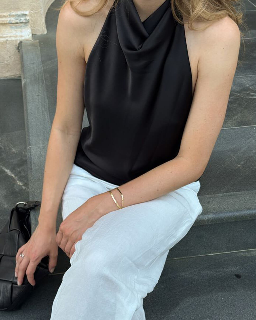 Top de cetim com decote halter e costas descobertas Anastasia