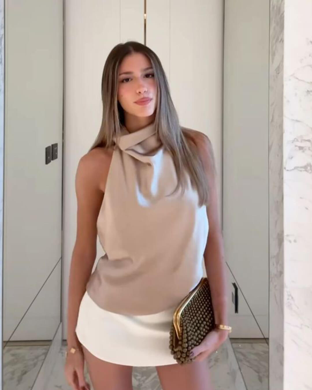 Top de cetim com decote halter e costas descobertas Anastasia