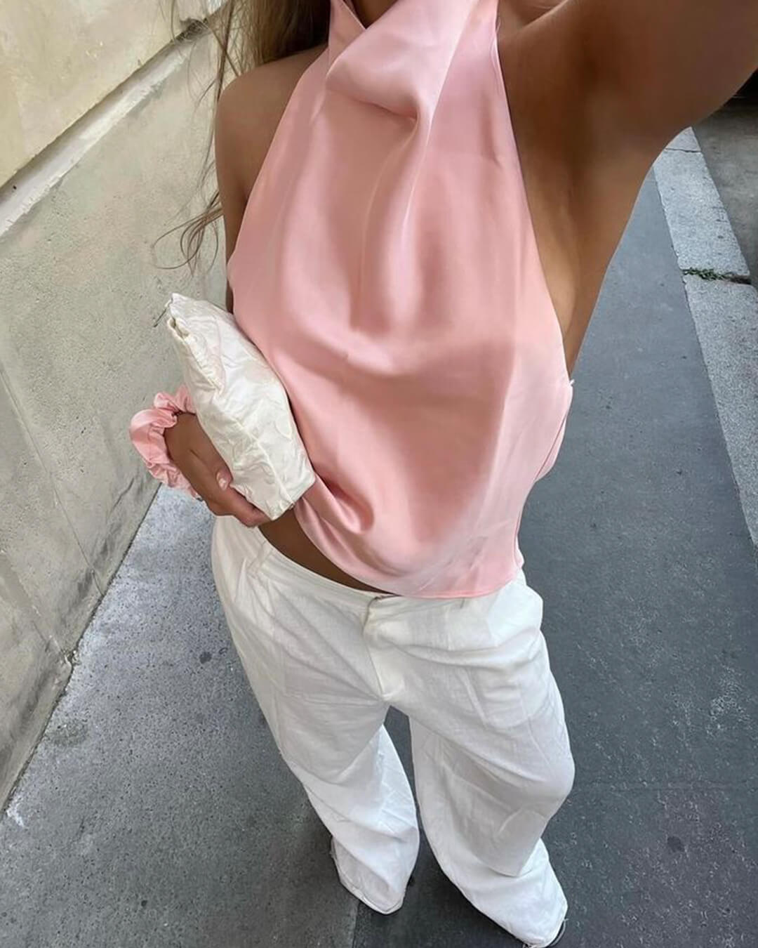 Top de cetim com decote halter e costas descobertas Anastasia