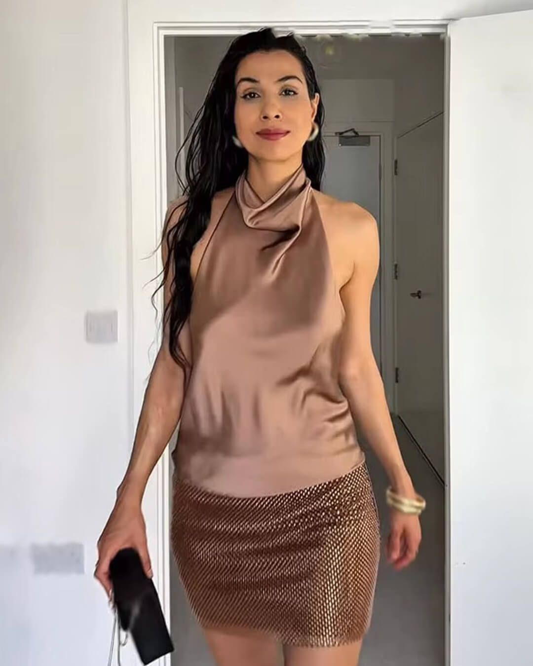 Top de cetim com decote halter e costas descobertas Anastasia