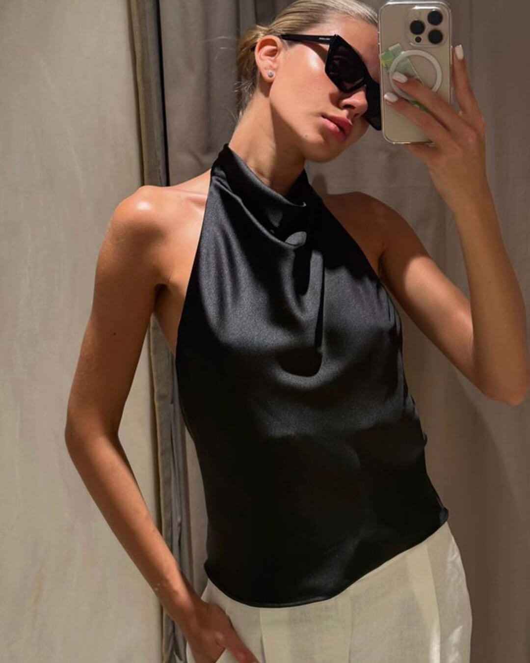 Top de cetim com decote halter e costas descobertas Anastasia