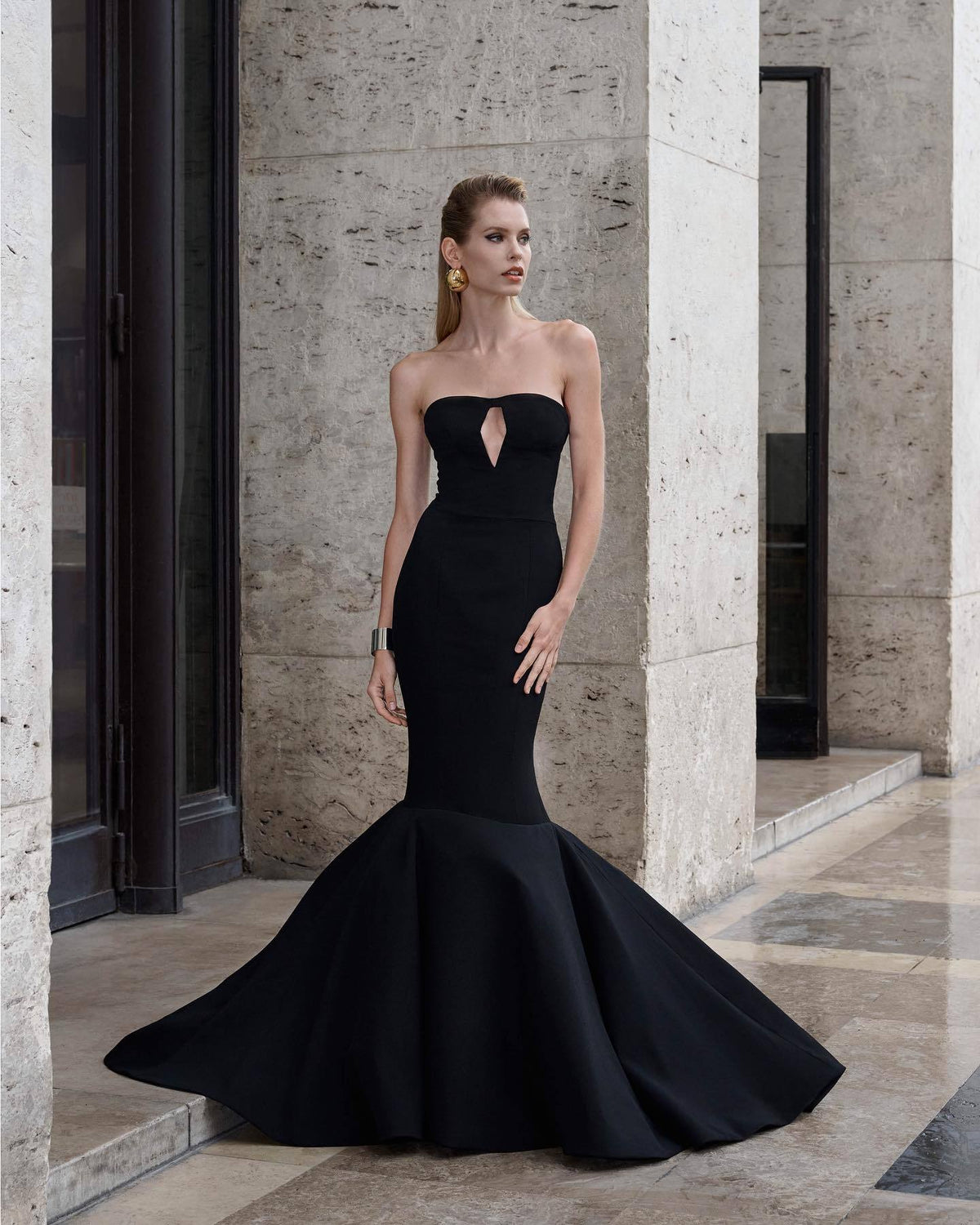 Vestido comprido Anika tipo sereia sem alças
