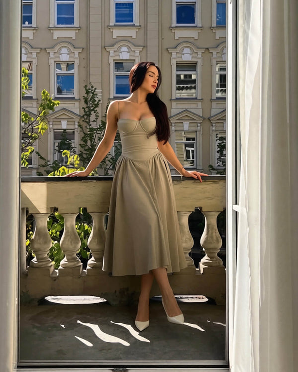 Vestido midi sem mangas e com alças Annika
