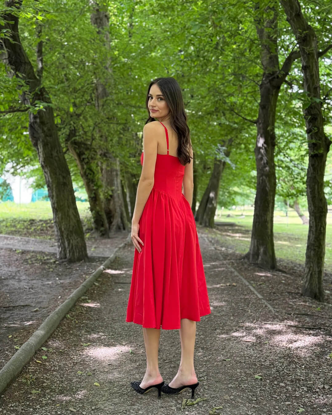 Vestido midi sem mangas e com alças Annika