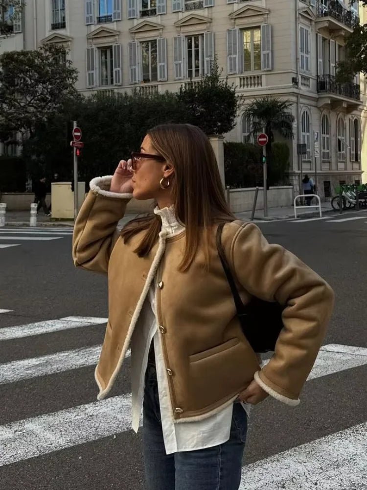 Casaco Aralyn em camurça com pelo sintético