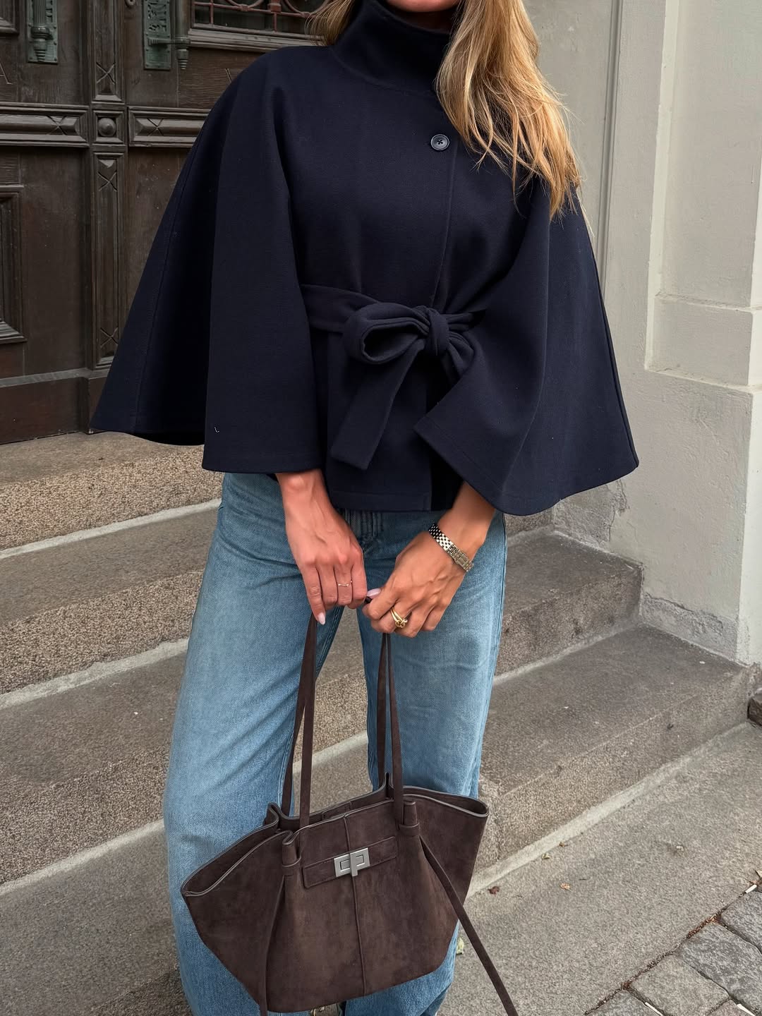 Casaco-capa elegante com gola subida e cinto Arianne