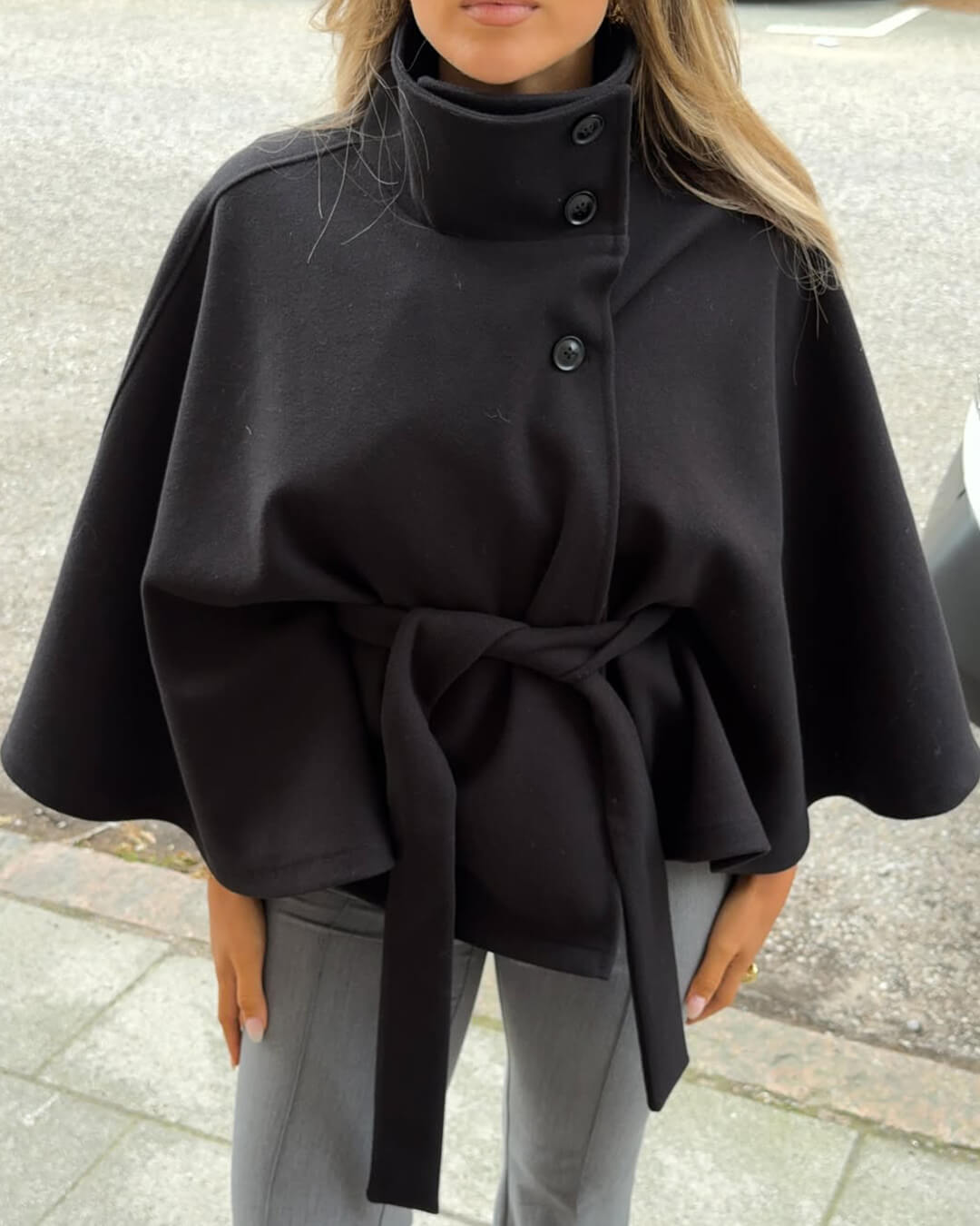 Casaco-capa elegante com gola subida e cinto Arianne