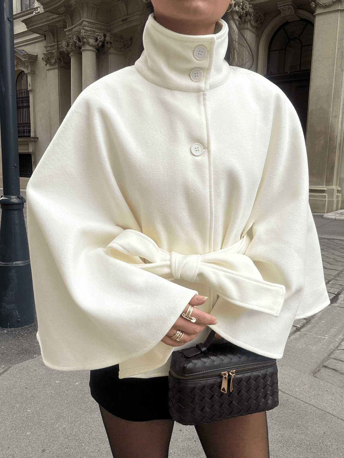 Casaco-capa elegante com gola subida e cinto Arianne