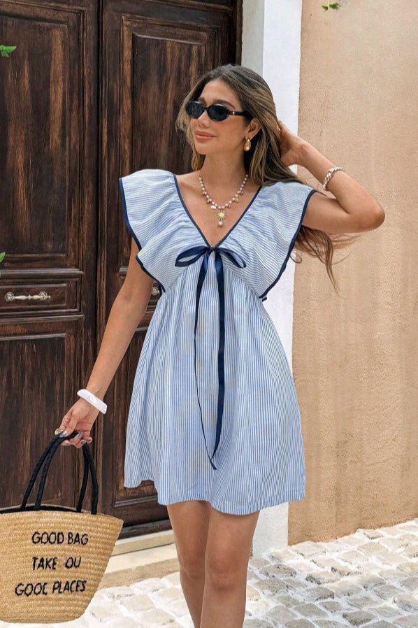Mini vestido às riscas com decote em V e folhos Beatrice