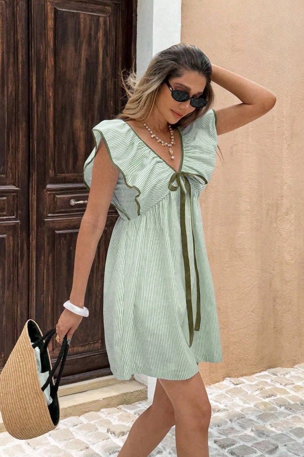 Mini vestido às riscas com decote em V e folhos Beatrice