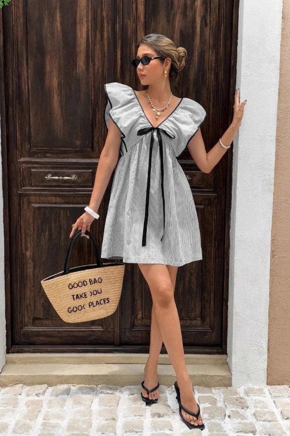 Mini vestido às riscas com decote em V e folhos Beatrice