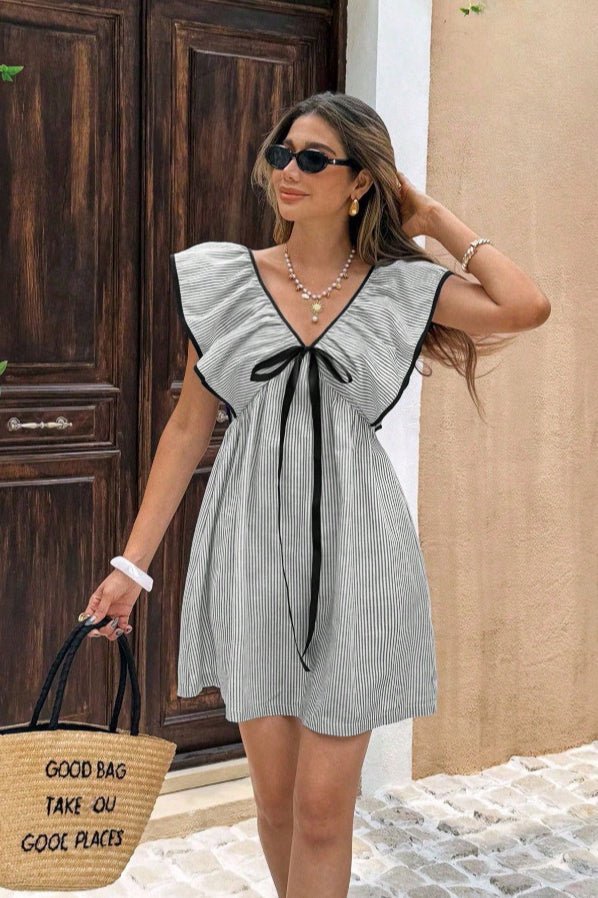 Mini vestido às riscas com decote em V e folhos Beatrice