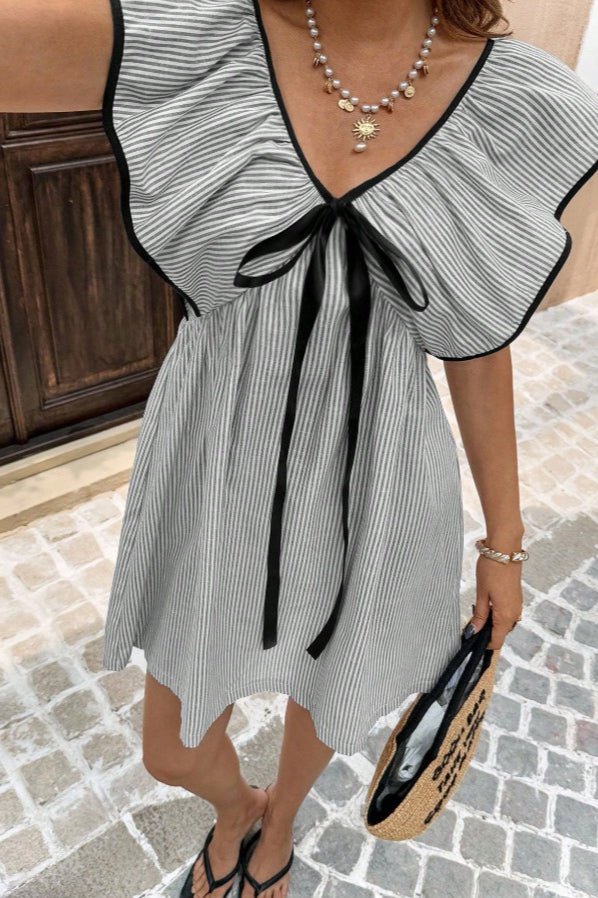 Mini vestido às riscas com decote em V e folhos Beatrice