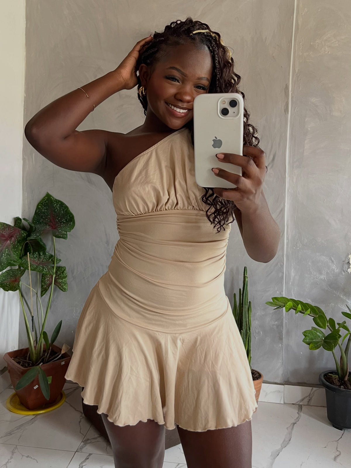 Vestido curto assimétrico com folhos Bella