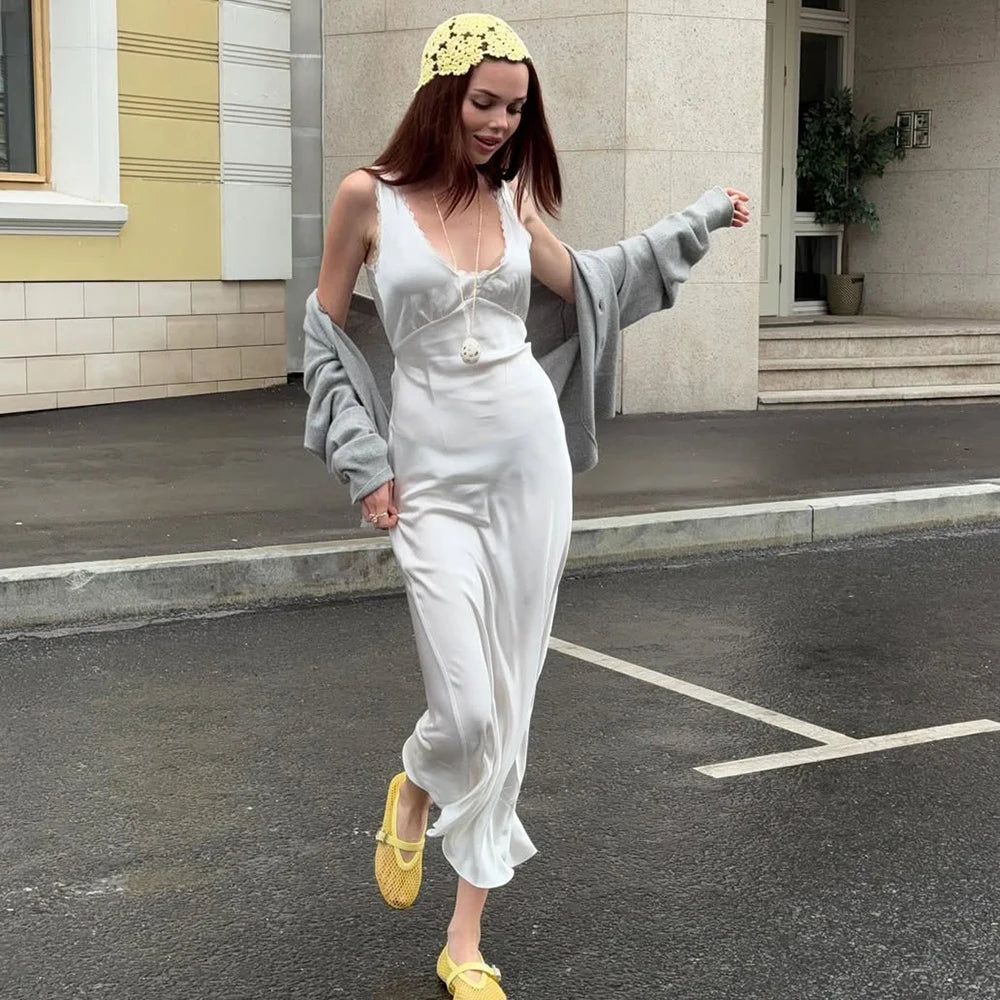 Vestido midi em cetim com decote profundo Bellina