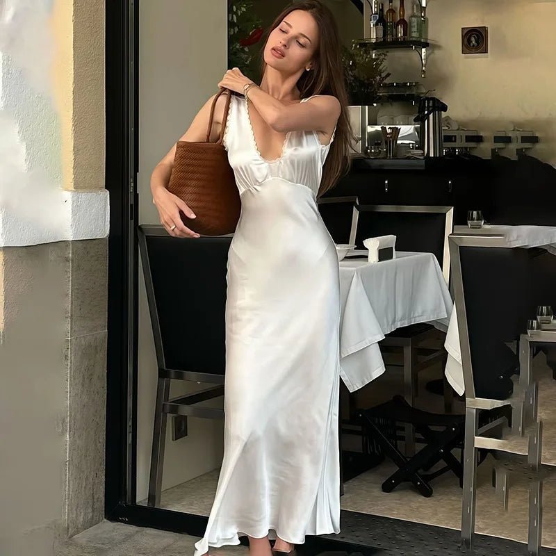 Vestido midi em cetim com decote profundo Bellina