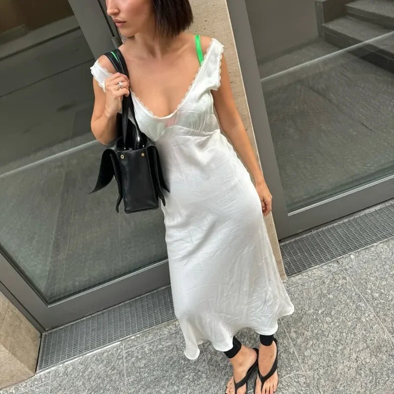 Vestido midi em cetim com decote profundo Bellina