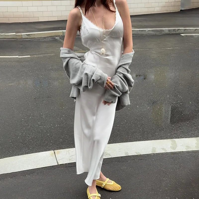 Vestido midi em cetim com decote profundo Bellina