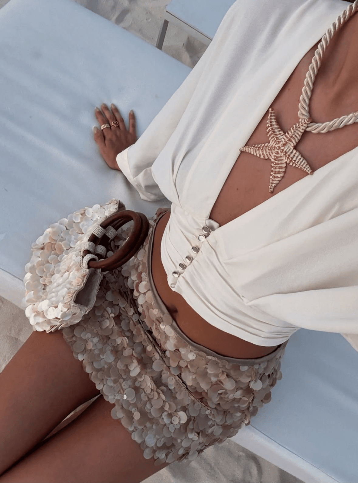 Saia curta com lantejoulas e paillettes Bianca