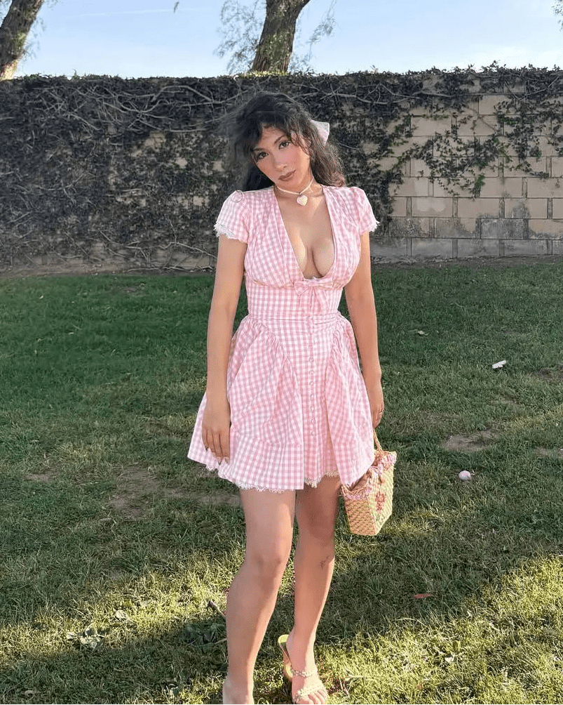 Vestido curto aos quadrados com folhos Brittany
