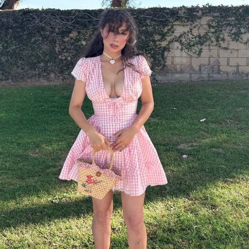 Vestido curto aos quadrados com folhos Brittany