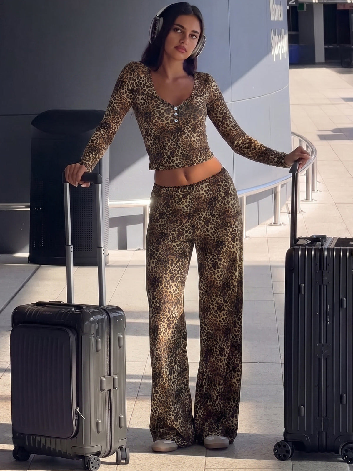 Conjunto de top e calças com padrão leopardo Jade