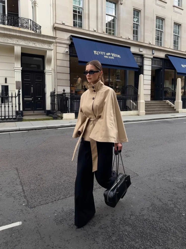 Gabardina Cape com atilhos