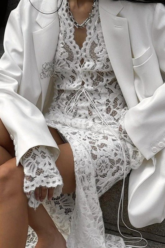 Vestido comprido de renda com decote em V profundo, mangas compridas e abertura Carla