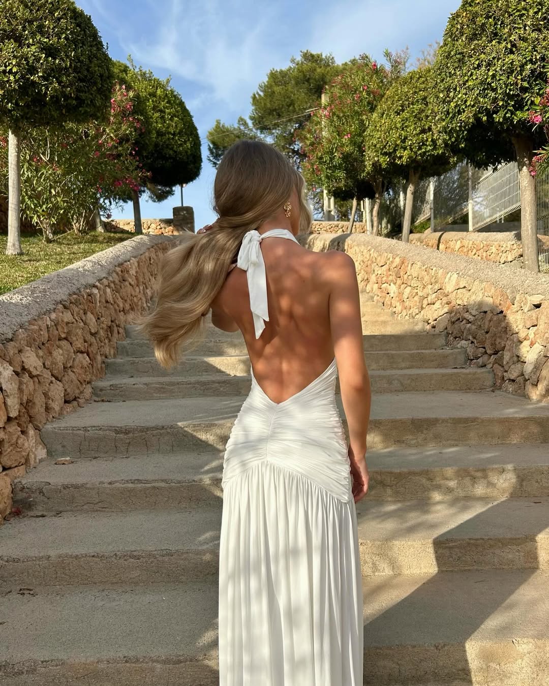 Vestido comprido com decote profundo e gola halter Carlyn