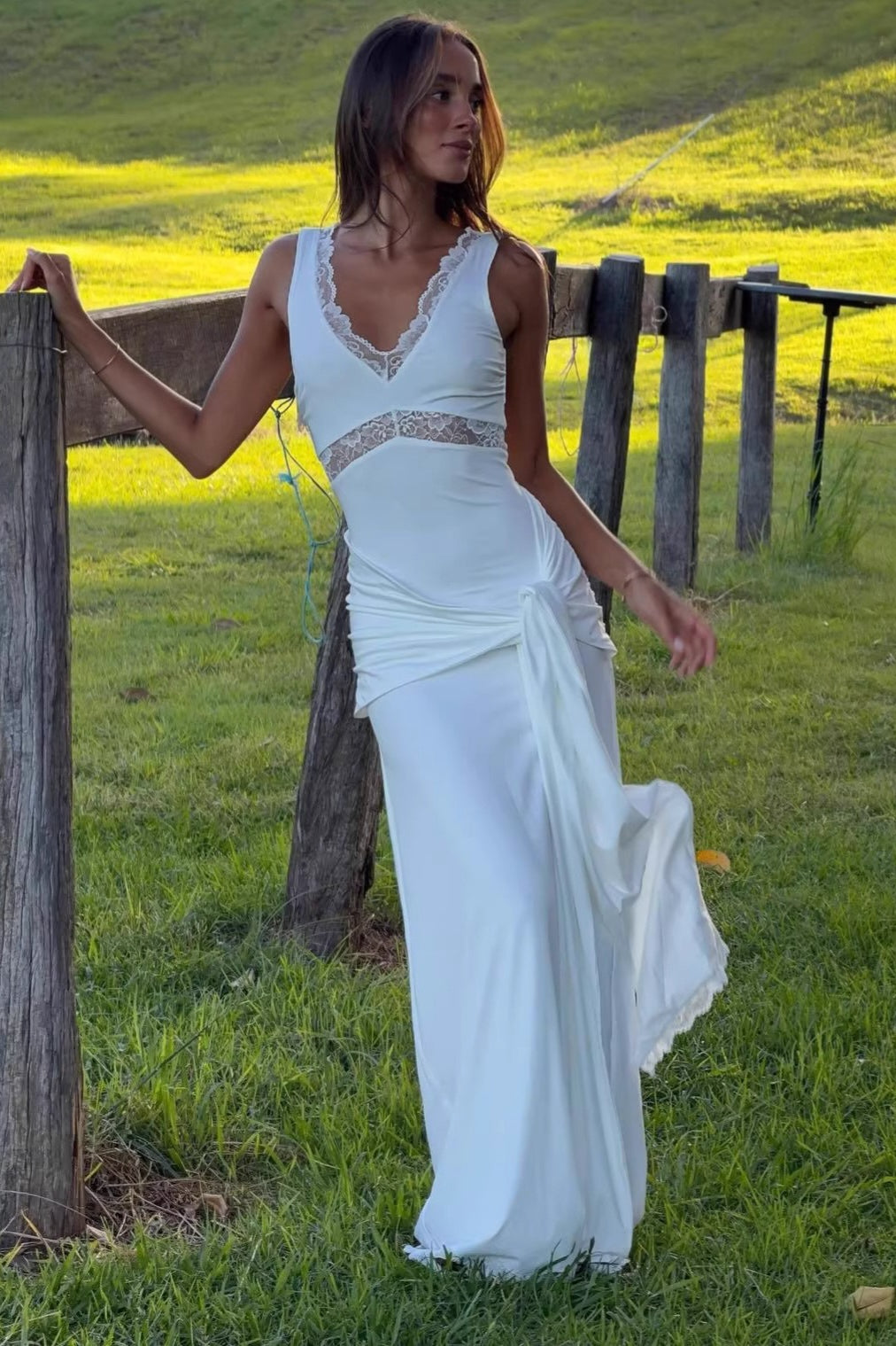 Vestido comprido Carmela com painel de renda e alças com laço