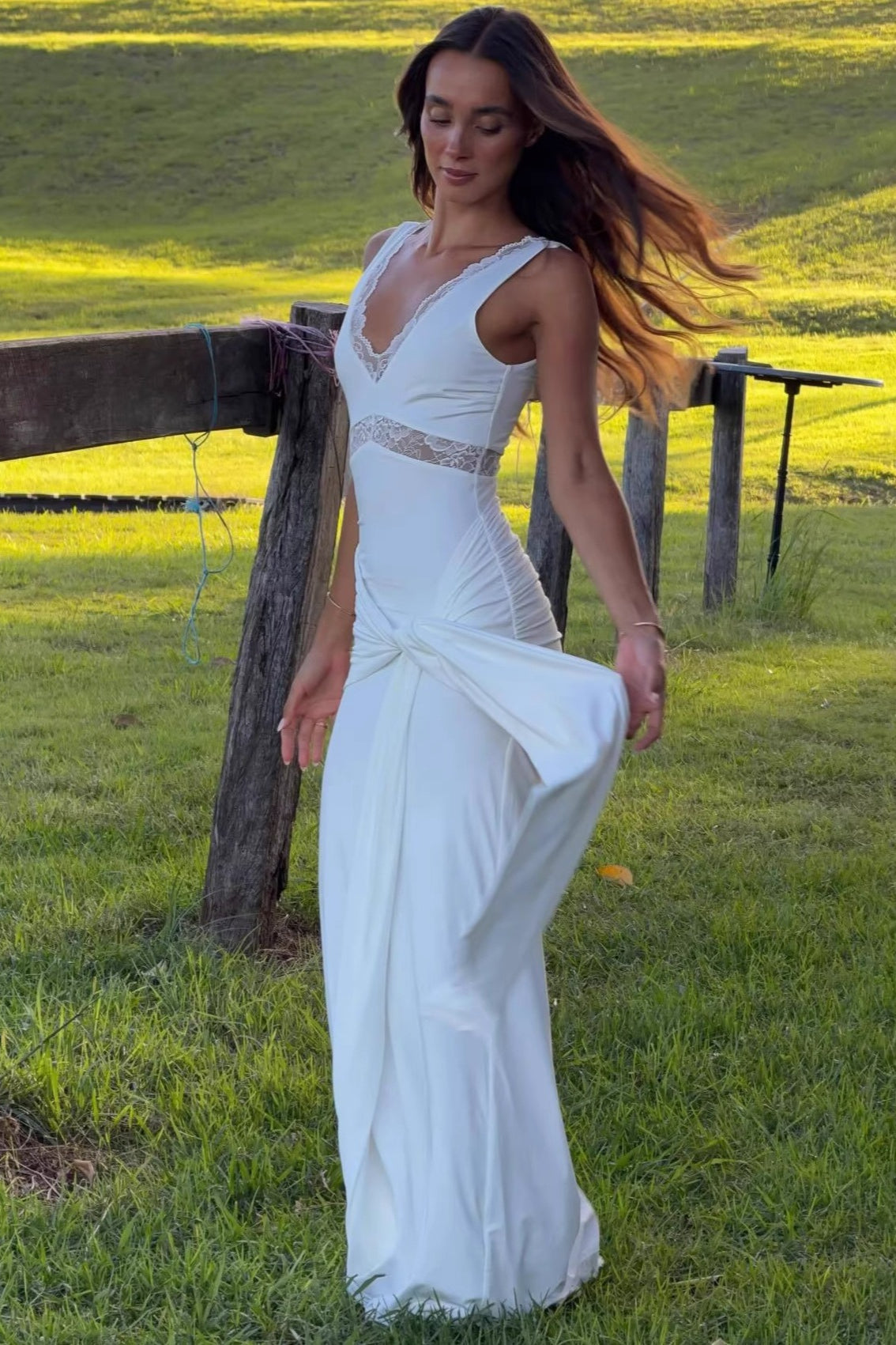 Vestido comprido Carmela com painel de renda e alças com laço