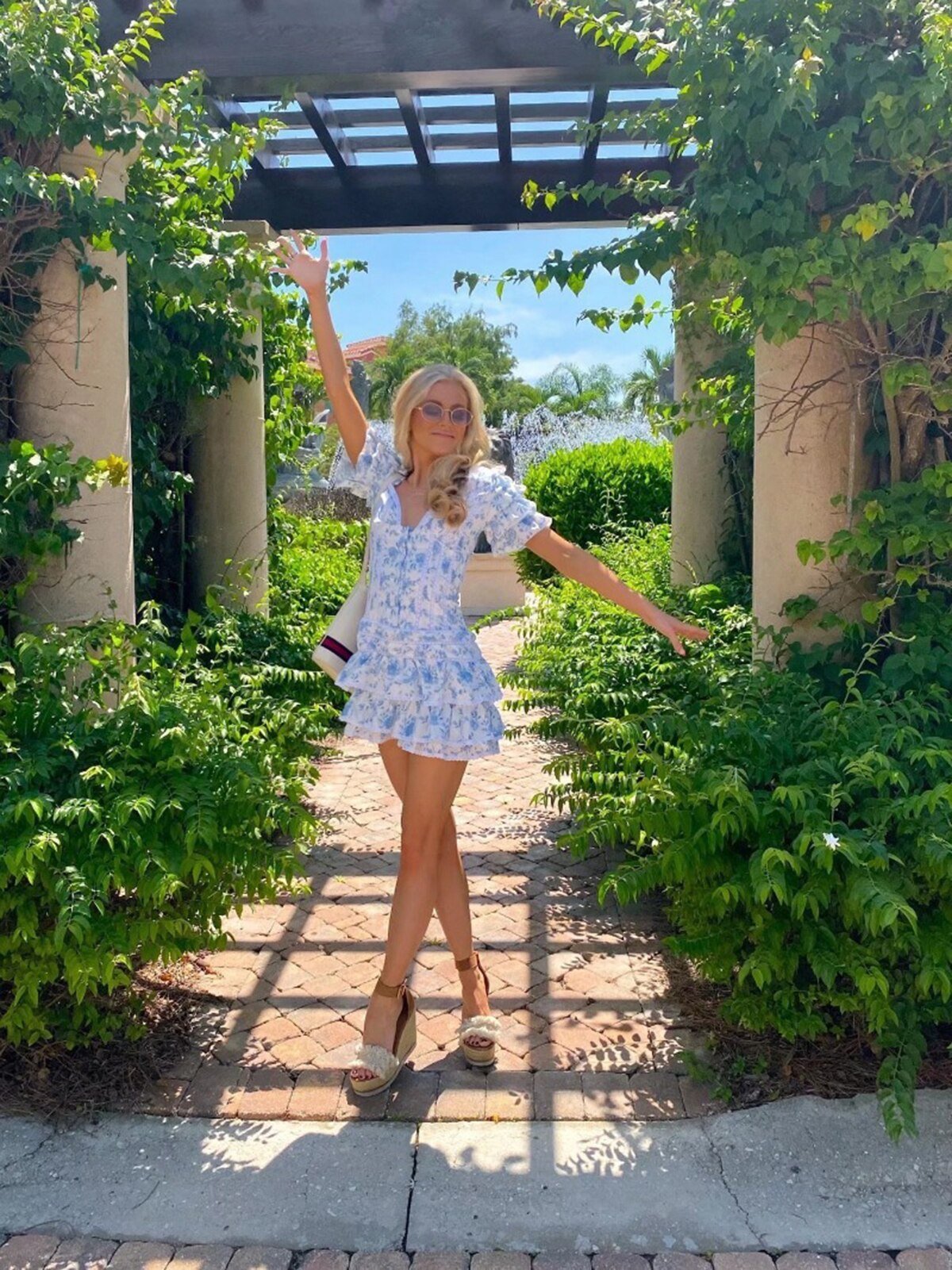 Mini vestido floral com folhos Cathrine