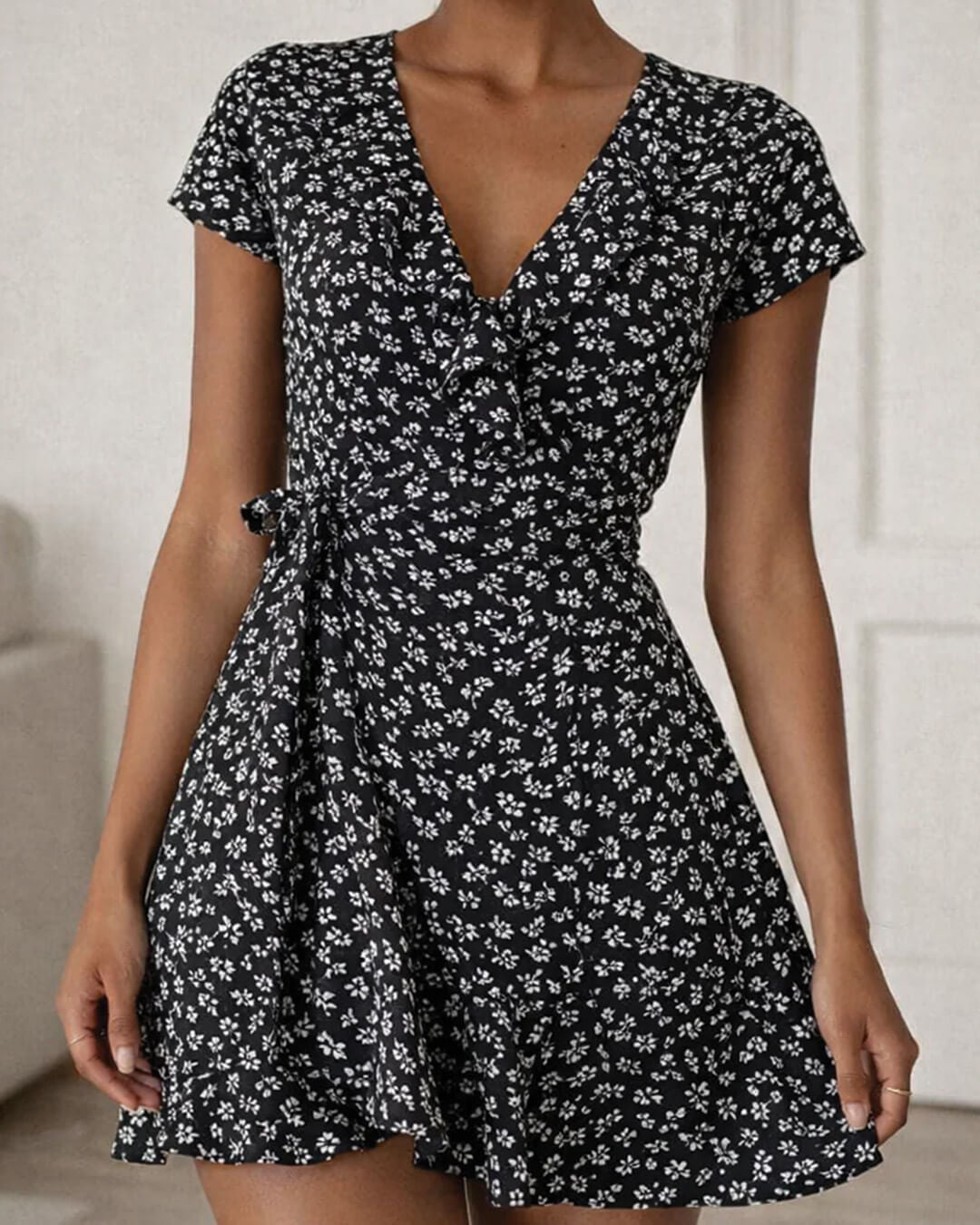 Vestido mini Celeste evasé com decote em V e padrão floral