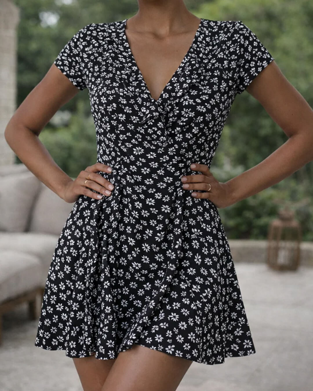 Vestido mini Celeste evasé com decote em V e padrão floral
