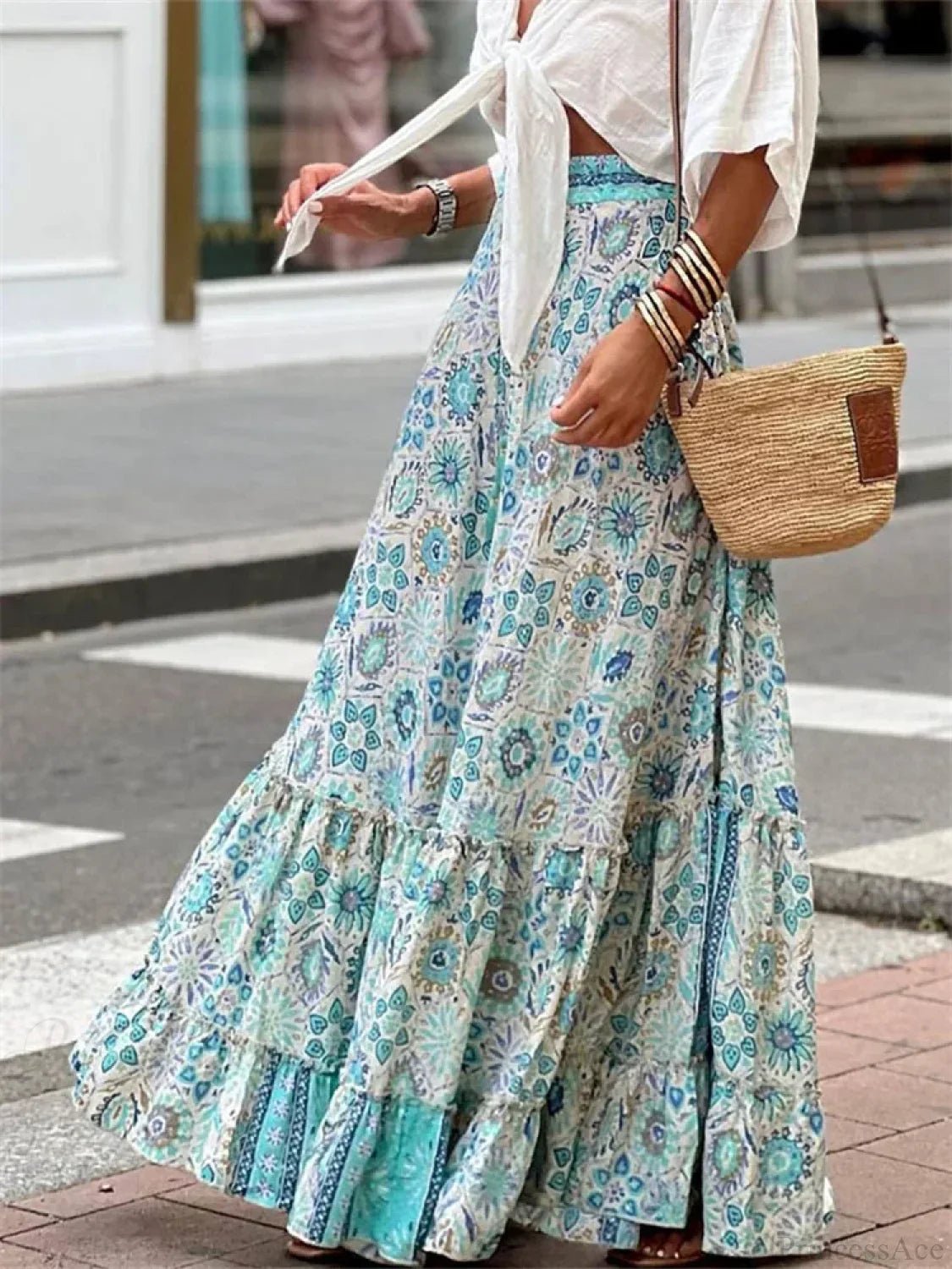 Saia Celeste esvoaçante de inspiração boho, com estampado e bainha de folhos