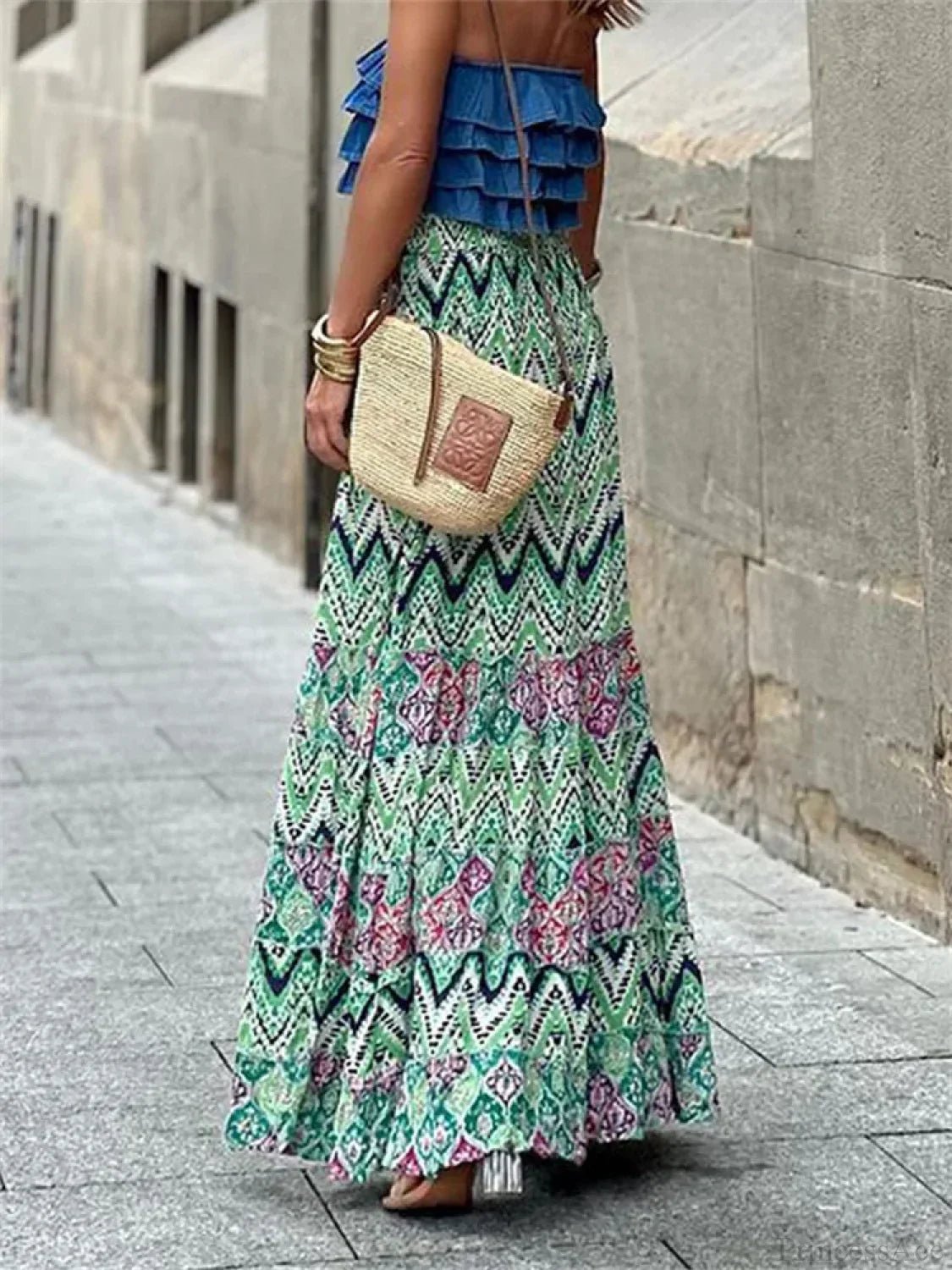 Saia Celeste esvoaçante de inspiração boho, com estampado e bainha de folhos
