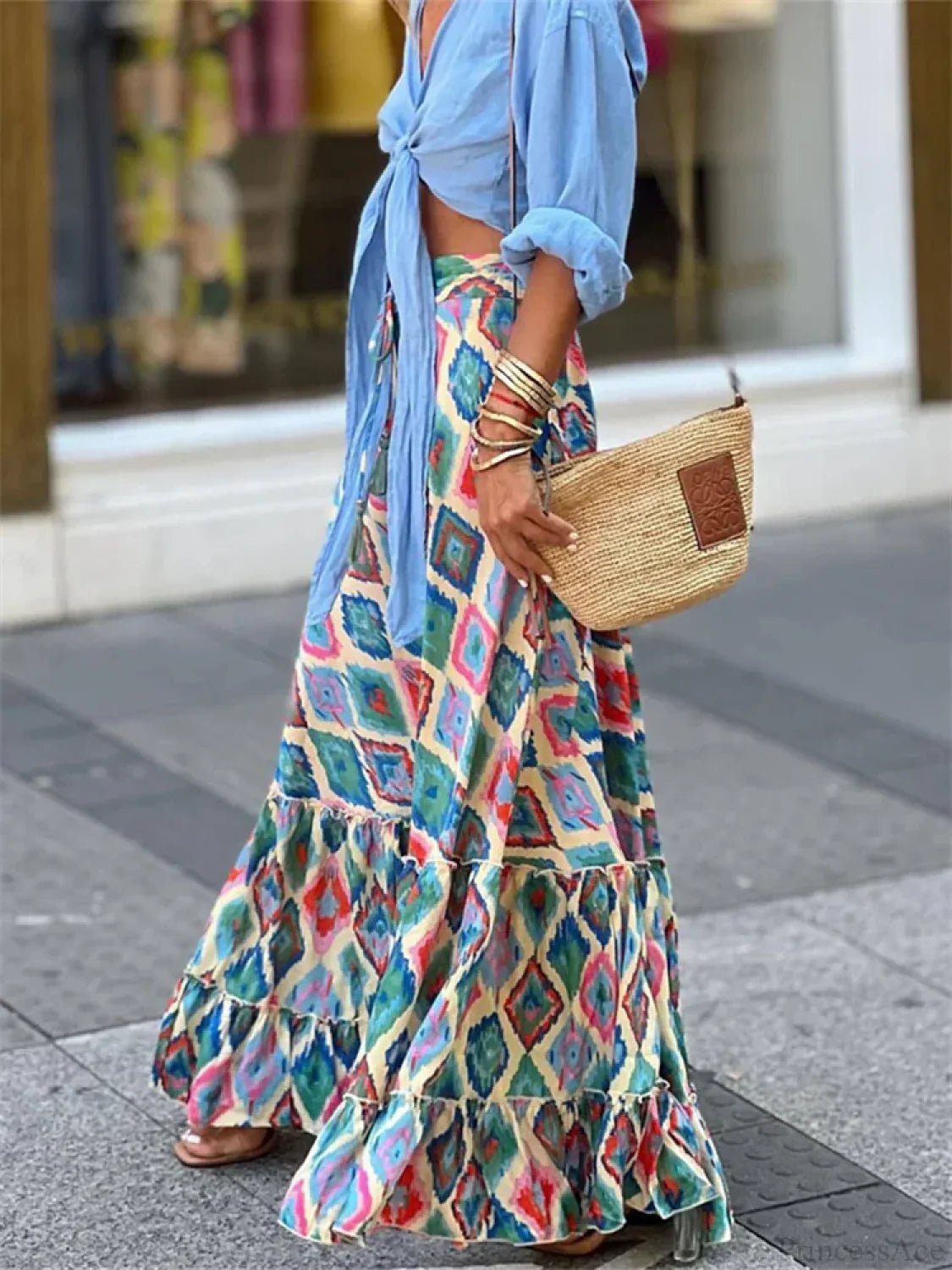 Saia Celeste esvoaçante de inspiração boho, com estampado e bainha de folhos