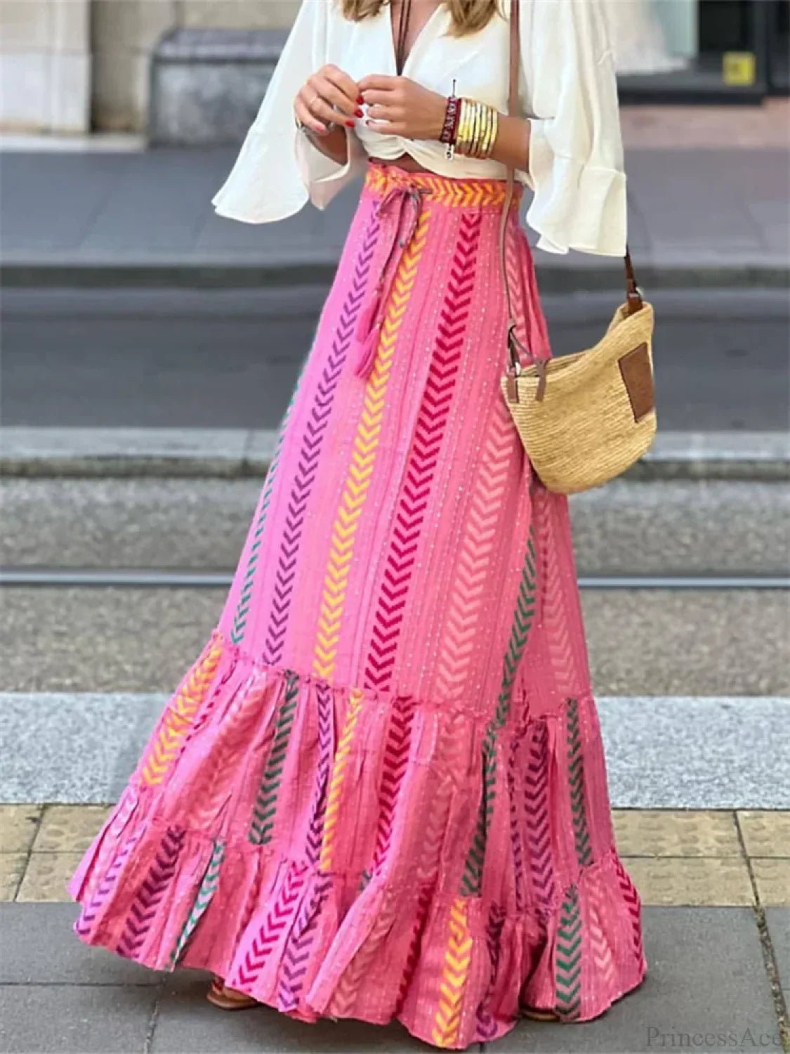 Saia Celeste esvoaçante de inspiração boho, com estampado e bainha de folhos