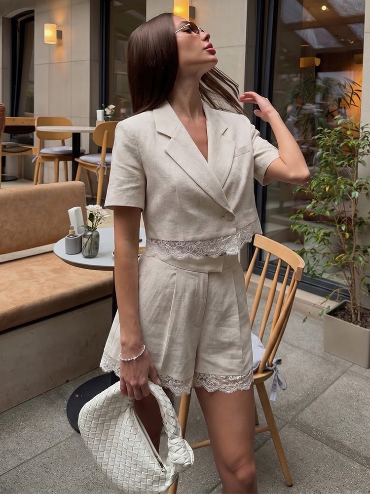 Conjunto Celeste de duas peças com detalhes de renda e calções