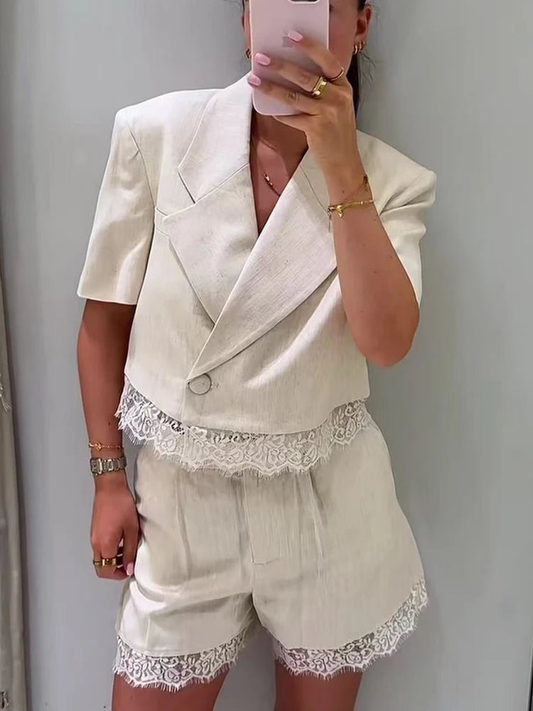 Conjunto Celeste de duas peças com detalhes de renda e calções