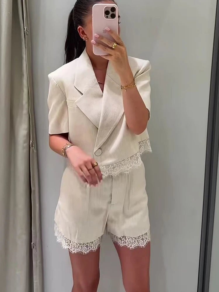 Conjunto Celeste de duas peças com detalhes de renda e calções